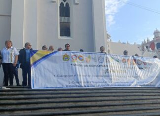 Sindicatos de salud toman oficinas de SESVER y protestan en el CAE.