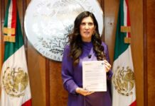 Diputada Kenia López Rabadán recibe propuesta de Reforma Electoral.