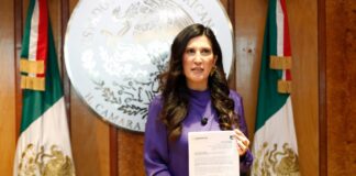 Diputada Kenia López Rabadán recibe propuesta de Reforma Electoral.