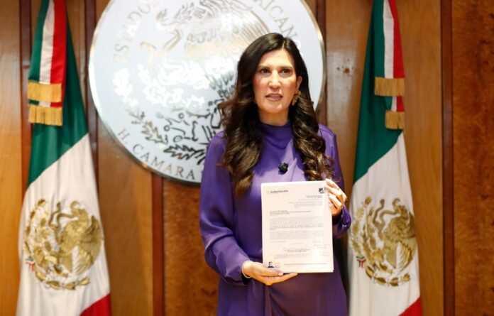 Kenia Lopez rabadan recibe inciativa de reforma electoral