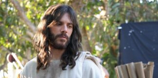 Marc Clotet asume el papel más desafiante de su carrera interpretando a Jesús en la pantalla grande .