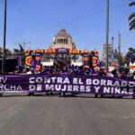Marchan por dejar de negar existencia política de las mujeres. Policías CDMX las reprimen