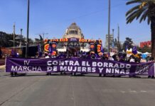 Marchan por dejar de negar existencia política de las mujeres. Policías CDMX las reprimen
