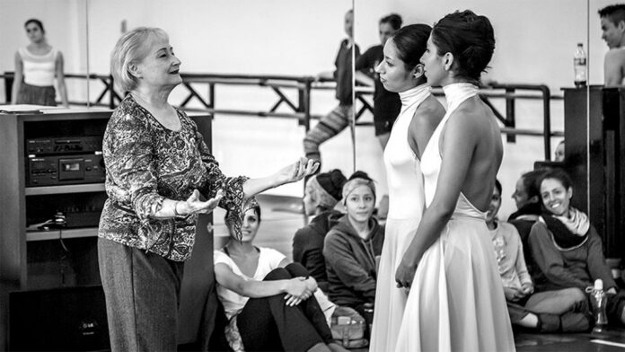 Margarita Contreras en un ensayo. Foto Paulo García UNAM