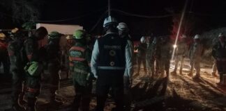 Siguen atrapados los mineros, 300 los buscan de manera interrumpida.