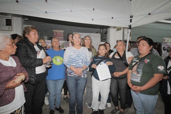 Namiko Matzumoto y colect ivas en plantón