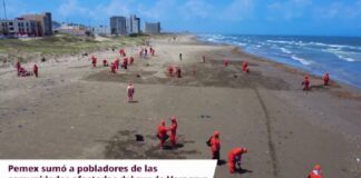 Pemex anuncia apoyos a comunidades afectadas por chapopote en Golfo de México.