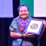 “Somos más quienes no estamos armados”: Rigoberta Menchú.