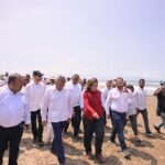 Supervisa Rocío Nahle García limpieza de la playa de Coatzacoalcos