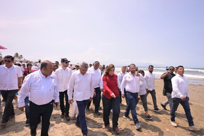 Rocio Nahle recorre playa de Coatzacoalcos