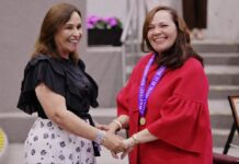 Entregan Premio Estatal a la Mujer Veracruzana a la doctora Ana María Autrán .