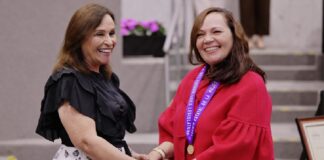Entregan Premio Estatal a la Mujer Veracruzana a la doctora Ana María Autrán .