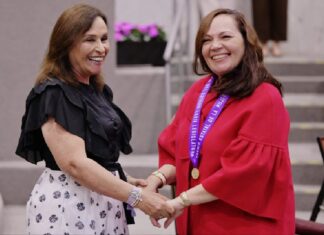 Entregan Premio Estatal a la Mujer Veracruzana a la doctora Ana María Autrán .