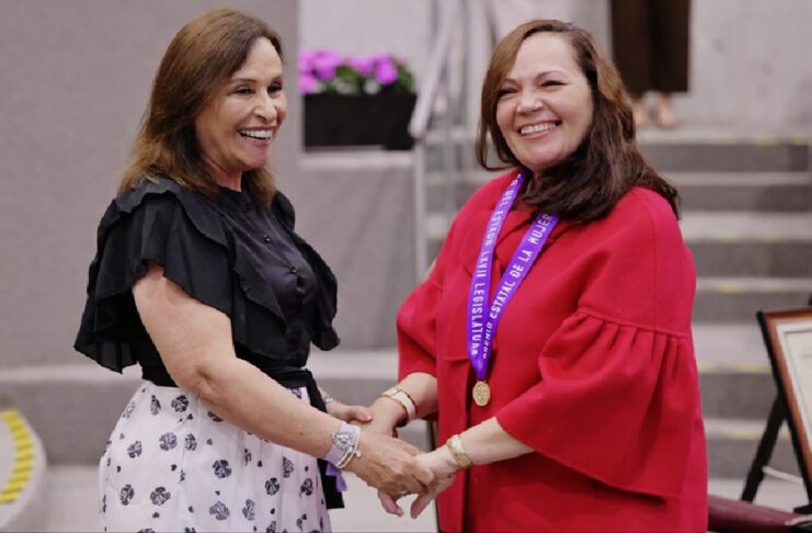 Entregan Premio Estatal a la Mujer Veracruzana a la doctora Ana María Autrán .