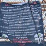 Aparece manta con presunto mensaje delictivo en puente peatonal de Plaza Cristal, en Xalapa.