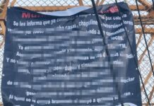 Aparece manta con presunto mensaje delictivo en puente peatonal de Plaza Cristal, en Xalapa.