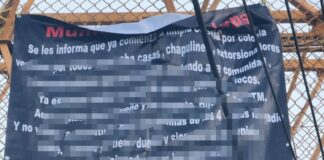 Aparece manta con presunto mensaje delictivo en puente peatonal de Plaza Cristal, en Xalapa.