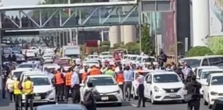 Taxistas bloquean los dos accesos del aereopuerto en Ciudad de México .