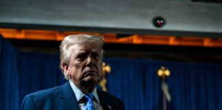 Trump amenaza con desplegar agentes de ICE en aeropuertos .