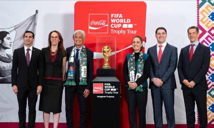 Sheinbaum presenta trofeo de la Copa Mundial de Fútbol 2026