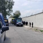 Localizan a 229 migrantes dentro de un tráiler en Veracruz.