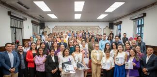 Por su ejemplo de organización y compromiso con la comunidad, xalapeñas recibieron la Medalla Insurgente