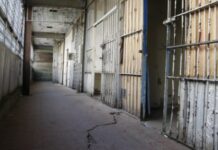 Alejandra Cuevas denuncia red de extorsión y violencia contra reclusas en Santa Martha Acatitla.