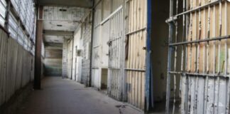 Alejandra Cuevas denuncia red de extorsión y violencia contra reclusas en Santa Martha Acatitla.