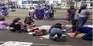 Realizan “mercadita” feminista previo a marcha del 8M en Xalapa.