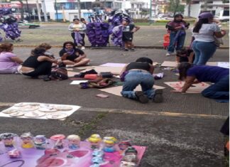 Realizan “mercadita” feminista previo a marcha del 8M en Xalapa.