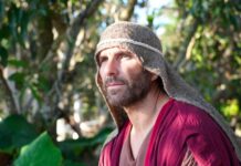 Arap Bethke interpreta al Apóstol Pedro en “La Última Semana de Jesús”.