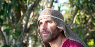 Arap Bethke interpreta al Apóstol Pedro en “La Última Semana de Jesús”.