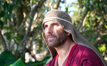 Arap Bethke interpreta al Apóstol Pedro en “La Última Semana de Jesús”.