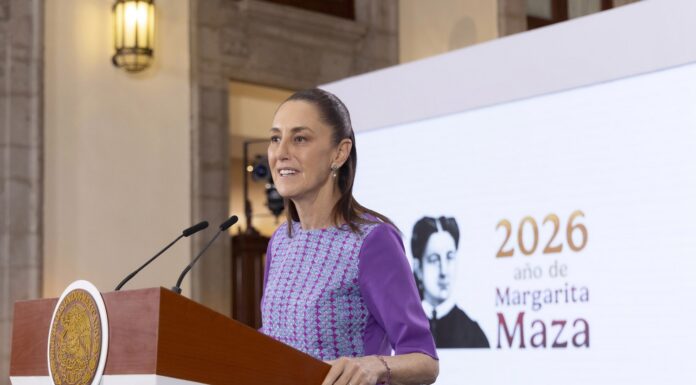 Sheinbaum endurece postura ante Ronald Johnson; argumenta que un embajador no puede ser injerencista.