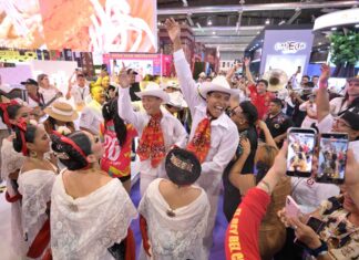 Tradición viva de Veracruz se comparte en el Tianguis Turístico .