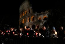 Vía Crucis en el Coliseo: el Papa cargará la Cruz en cada estación.