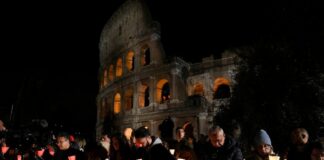 Vía Crucis en el Coliseo: el Papa cargará la Cruz en cada estación.