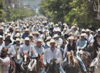 Cabalgata reúne a 3 mil jinetes y caballos en el cierre del Congreso del Caballo