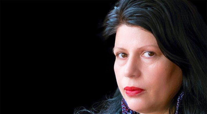 Dolores Reyes escribe desde la herida abierta que deja la violencia de género.