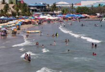 Prestadores de servicios y turistas invitan a disfrutar playas limpias de Veracruz
