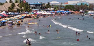Prestadores de servicios y turistas invitan a disfrutar playas limpias de Veracruz