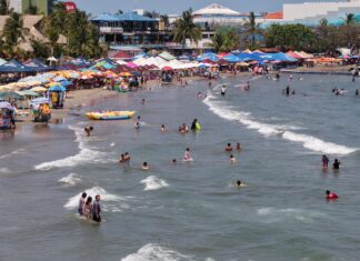 Prestadores de servicios y turistas invitan a disfrutar playas limpias de Veracruz