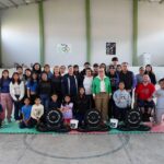 En fomento al deporte, atletas de levantamiento de pesas recibieron materiales de entrenamiento.