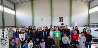 En fomento al deporte, atletas de levantamiento de pesas recibieron materiales de entrenamiento.