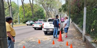 Tras falla en la red de CFE sobre Lázaro Cárdenas, personal del Ayuntamiento realizó las labores de reparación.