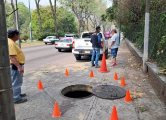 Tras falla en la red de CFE sobre Lázaro Cárdenas, personal del Ayuntamiento realizó las labores de reparación.