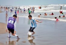 Entre olas tranquilas y ambiente familiar, playas registran alta afluencia turística este sábado