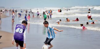 Entre olas tranquilas y ambiente familiar, playas registran alta afluencia turística este sábado