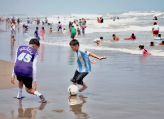Entre olas tranquilas y ambiente familiar, playas registran alta afluencia turística este sábado