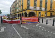 Ex policías intermunicipales de Poza Rica protestan en Xalapa con bloqueos del centro histórico.